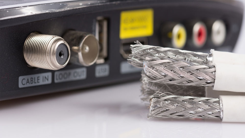 Dây cáp có thể khiến tivi bị sọc ngang