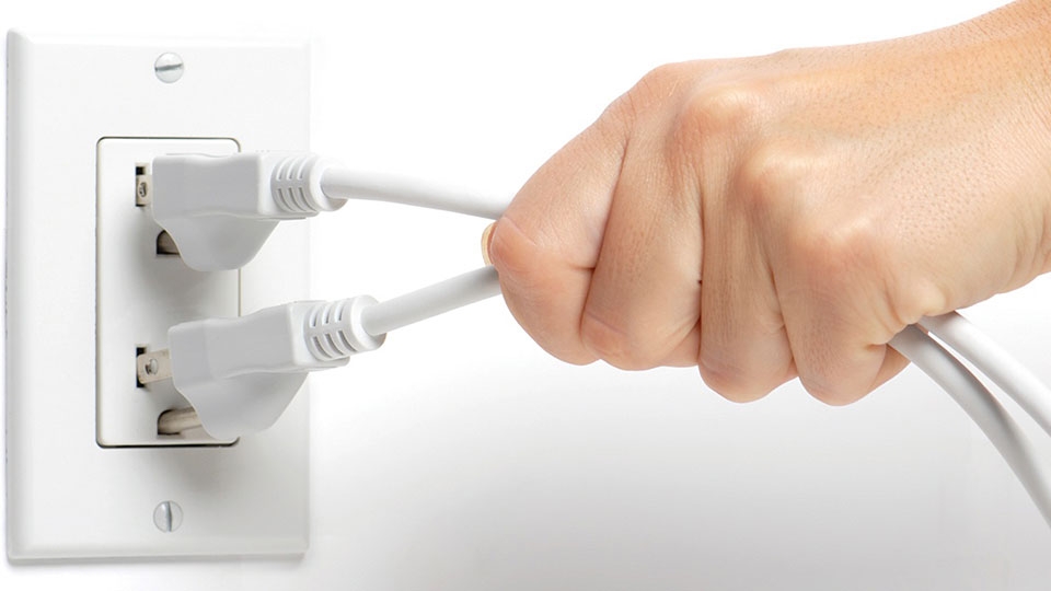 Rút ổ cắm nguồn điện tivi