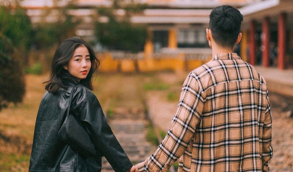 Gợi ý các dáng chụp ảnh couple lãng mạn các cặp đôi nhất định phải thử một lần 2