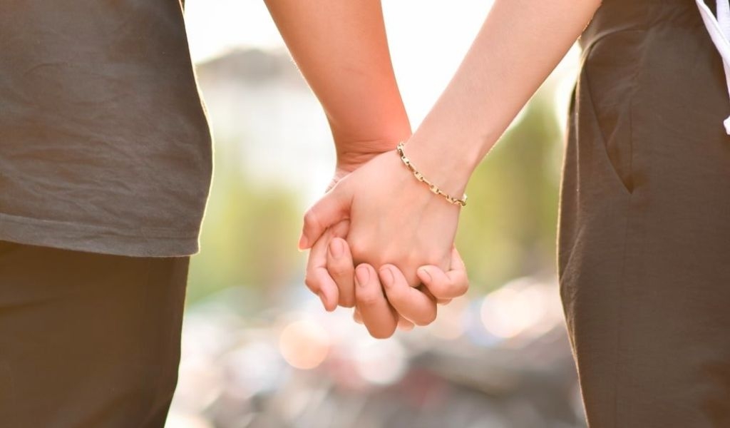 Gợi ý các dáng chụp ảnh couple lãng mạn các cặp đôi nhất định phải thử một lần 4