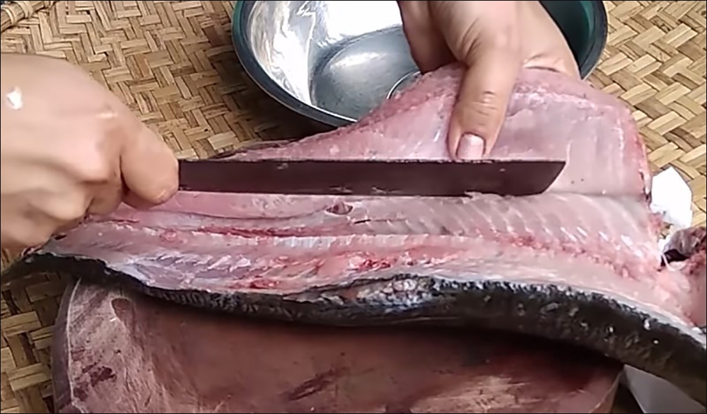 Sơ chế cá mè trước khi làm gỏi