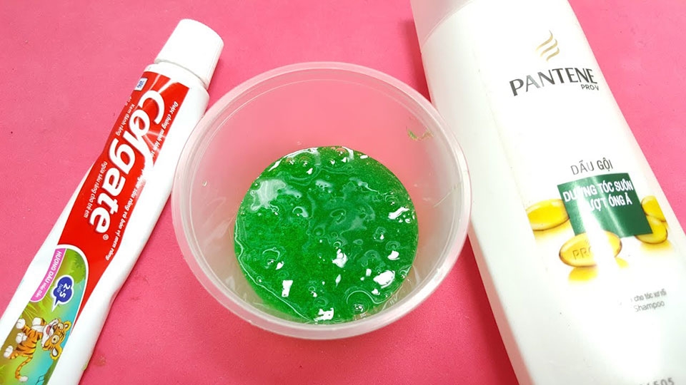 Kem đánh răng và dầu gội đầu có thể làm slime