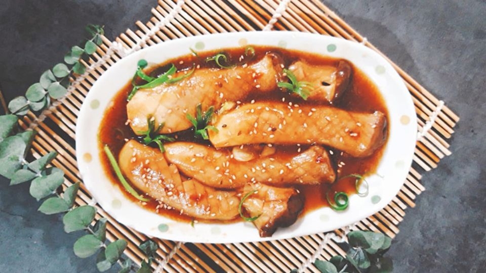 Nấm đùi gà cuộn đậu hũ kho tiêu