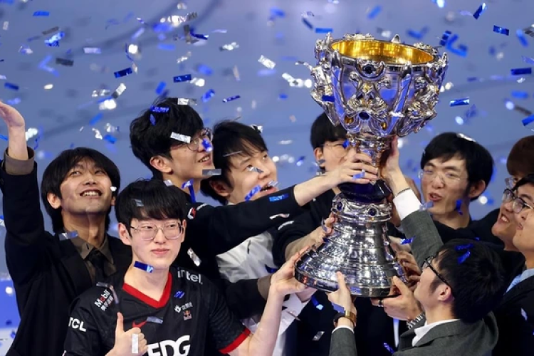 Xem đấu giải và streamer