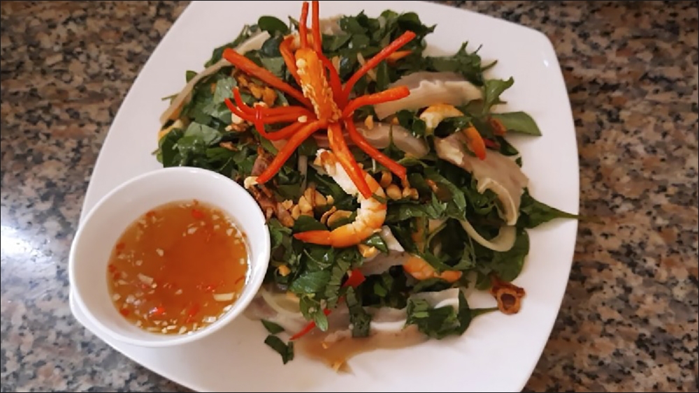 Món gỏi rau xà lách xoong với tai heo