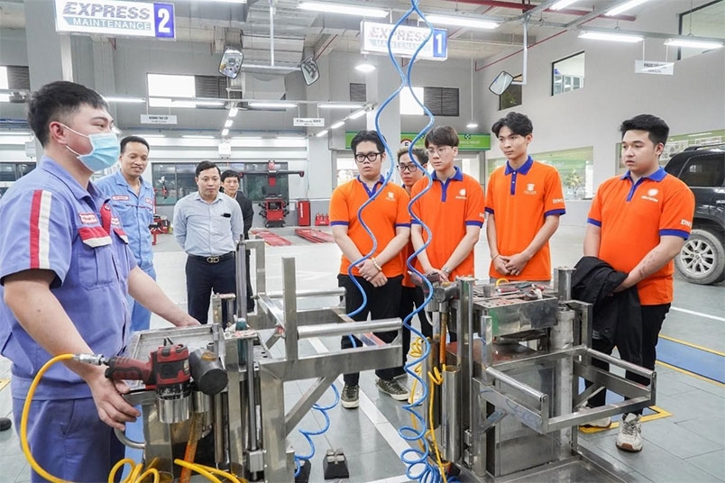 Ngành Công nghệ ô tô hình 2