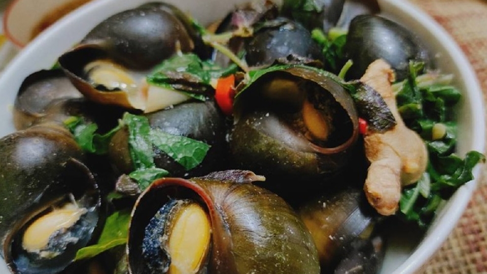 Ốc mít hấp lá lốt.