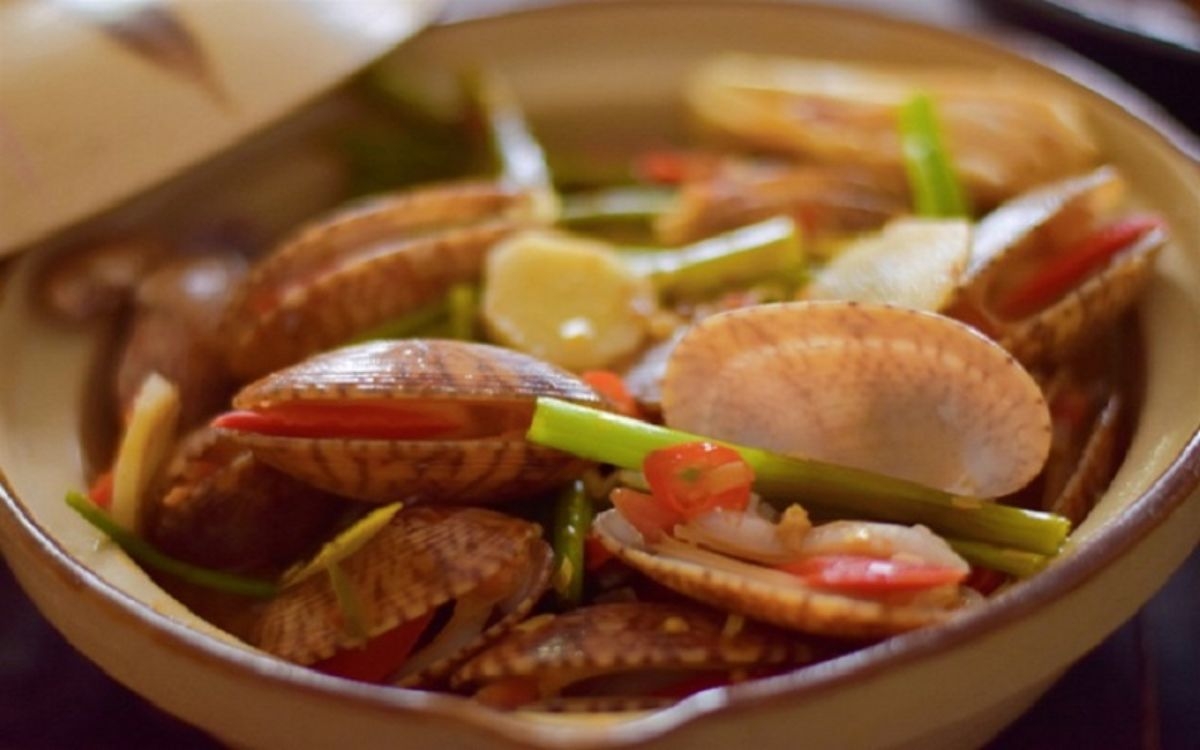 Sò lụa hấp Thái chua cay, đậm đà