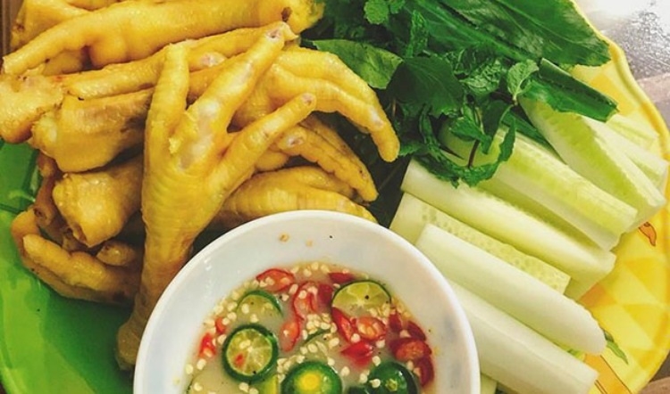 100g chân gà luộc có 215 calo