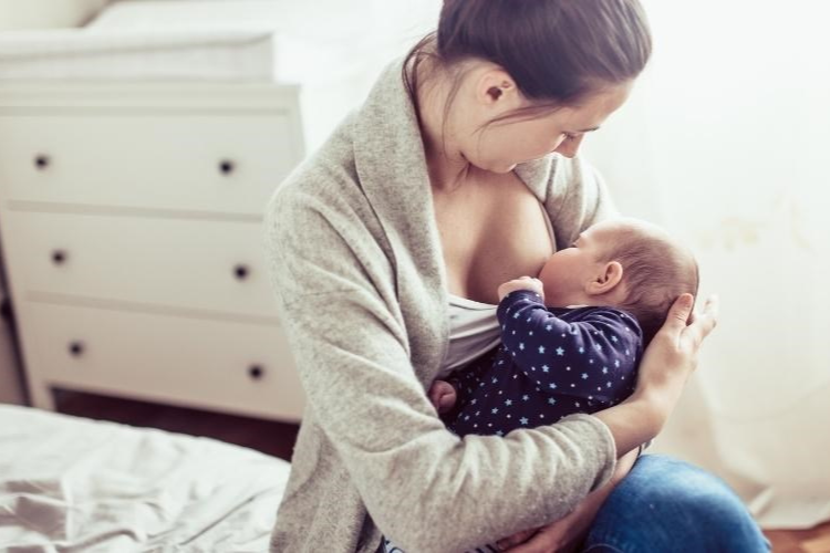 Cho bé ti trực tiếp