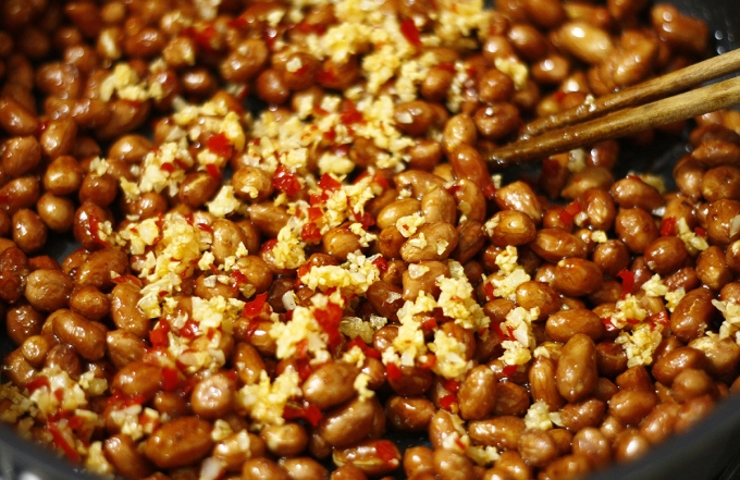 cách làm đậu phộng rang tỏi ớt 7