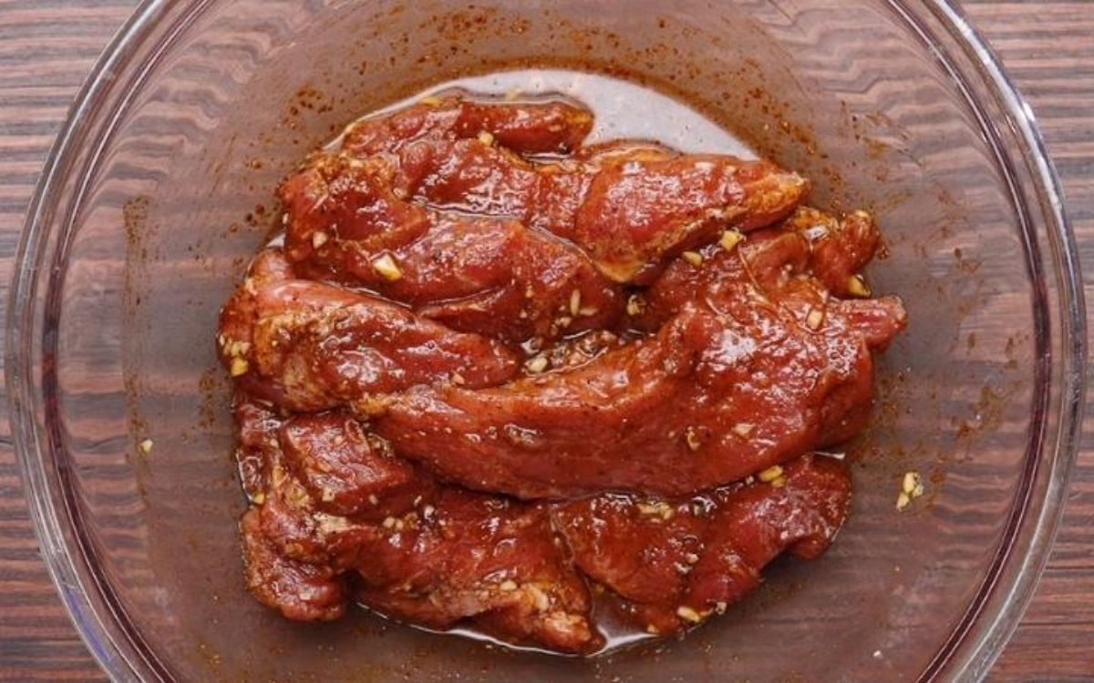 Bước 2: Ướp thịt