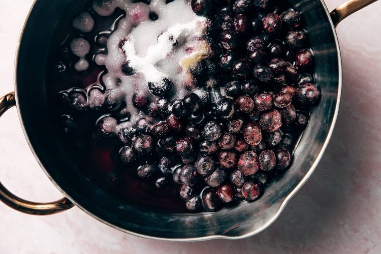 Làm sốt việt quất thơm ngon