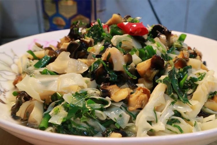 Ốc vặn xào với măng là món ăn gia đình, ngọt thơm và thanh mát