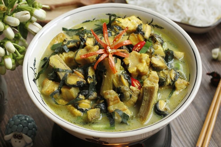 Canh ốc vặn nấu chung với chuối xanh, đậu hũ thơm ngon, đậm đà