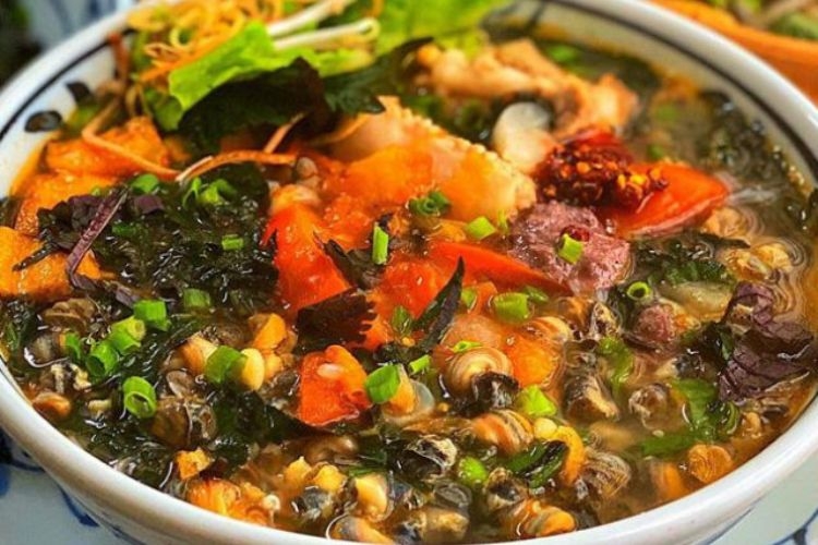 Bát bún ốc vặn chua ngọt nhẹ, thịt ốc giòn dai tự nhiên