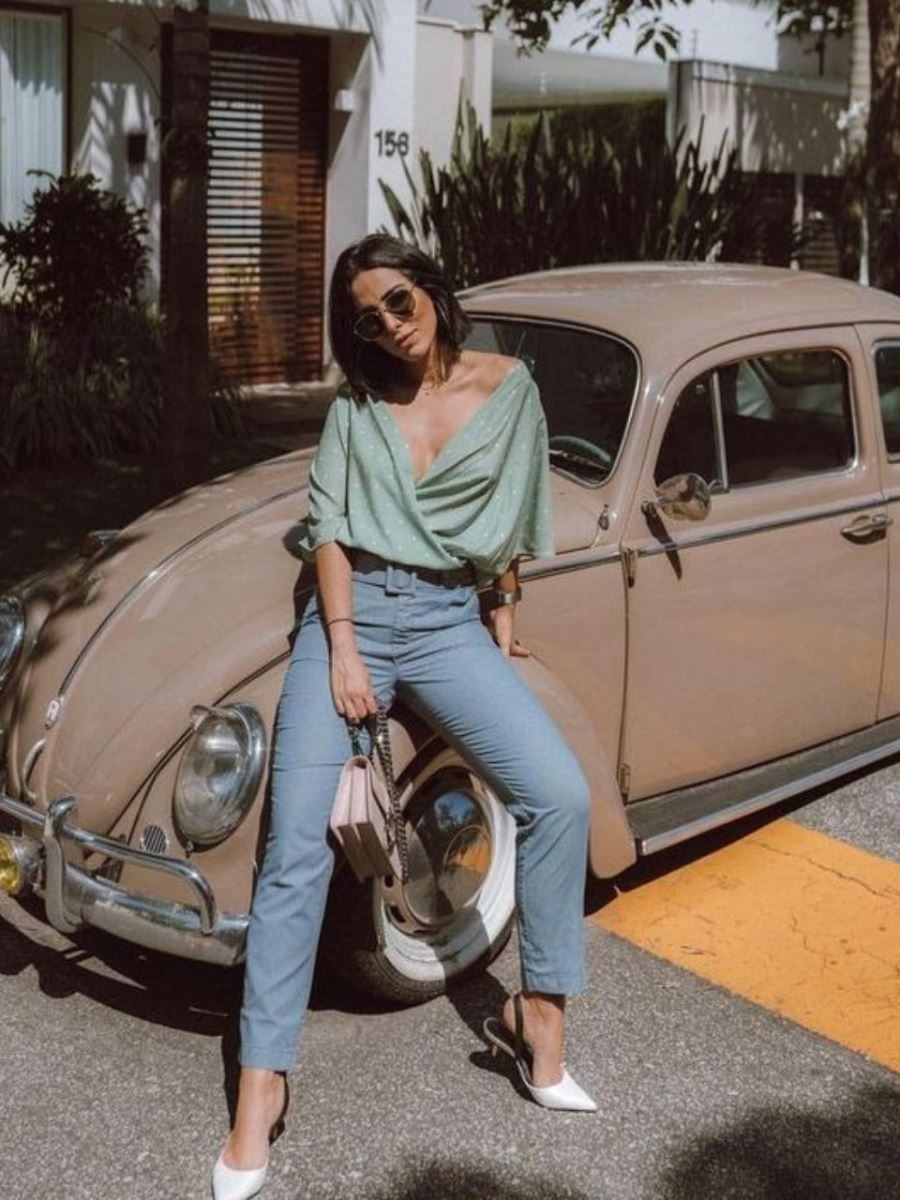 Ngả người về phía xe hoặc lấy xe làm điểm tựa khi tạo dáng trước mũi xe