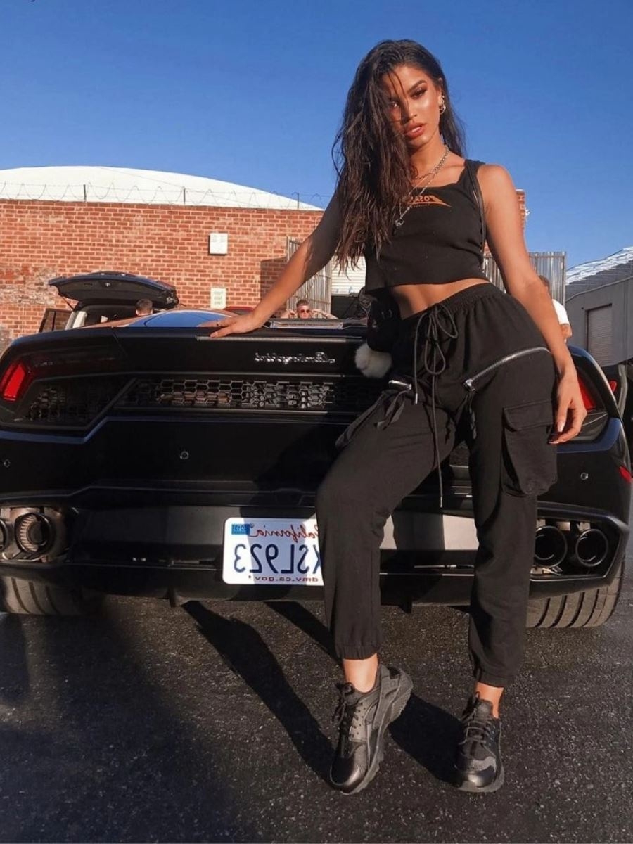 Tạo dáng dưới đuôi xe là góc chụp khá ấn tượng