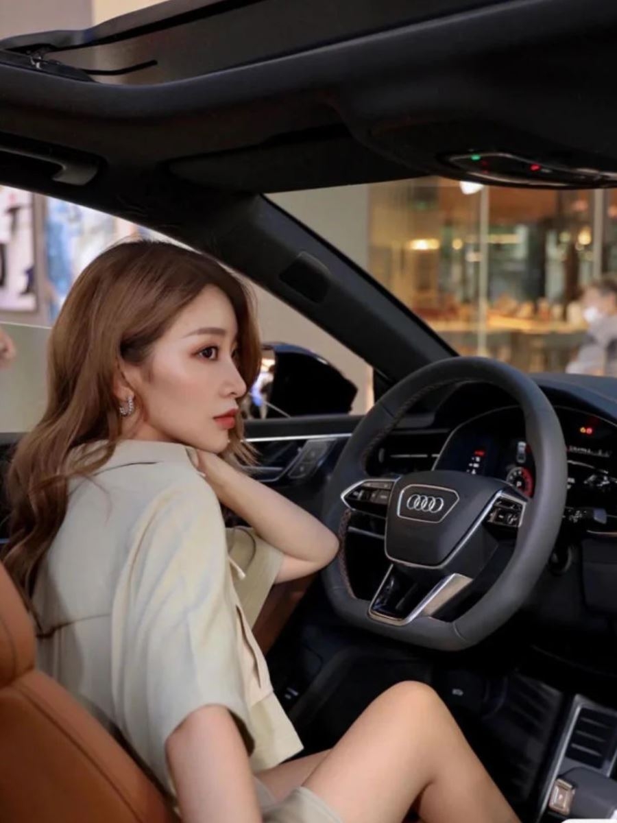 Tạo dáng với vô lăng ô tô thể hiện sự quyền lực cũng như tạo sự cuốn hút