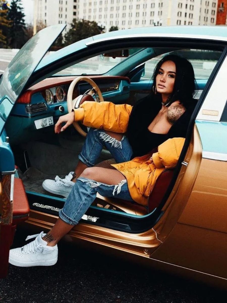 Mở một cánh cửa ô tô và vịn vào để tạo những dáng tự nhiên