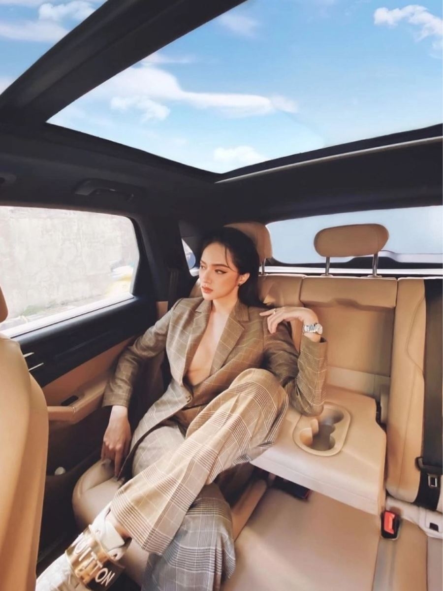 Nghiêng mặt về hướng cửa xe để bức hình có chiều sâu