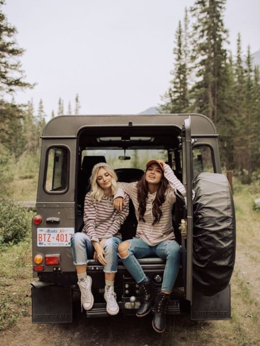 Tạo dáng ở cốp ô tô thích hợp khi đi dã ngoại ngoài trời