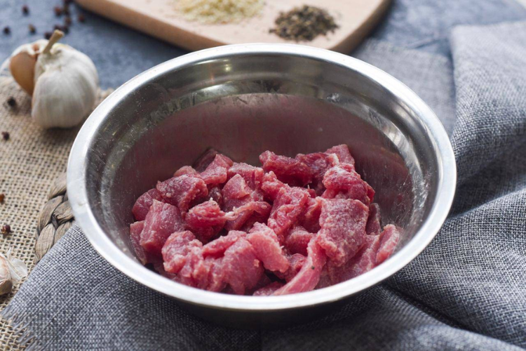 Cách ướp thịt bò xào tỏi siêu thơm, mềm ngon đậm vị chuẩn nhà hàng, bạn có biết? - hình 2