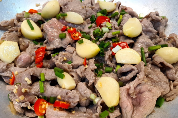 Cách ướp thịt bò xào tỏi siêu thơm, mềm ngon đậm vị chuẩn nhà hàng, bạn có biết? - hình 5