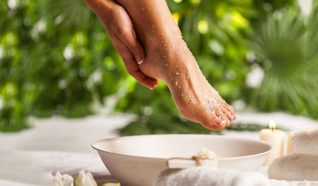 Lợi ích của ngâm chân nước muối đối với sức khỏe là gì? Cách làm và lưu ý khi ngâm chân 1