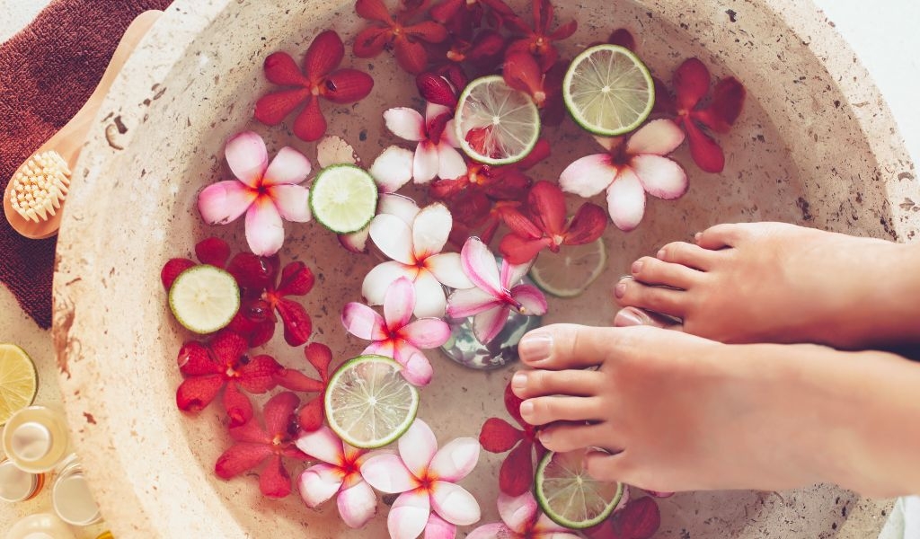 Lợi ích của ngâm chân nước muối đối với sức khỏe là gì? Cách làm và lưu ý khi ngâm chân 5