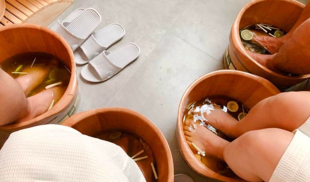 Lợi ích của ngâm chân nước muối đối với sức khỏe là gì? Cách làm và lưu ý khi ngâm chân 4