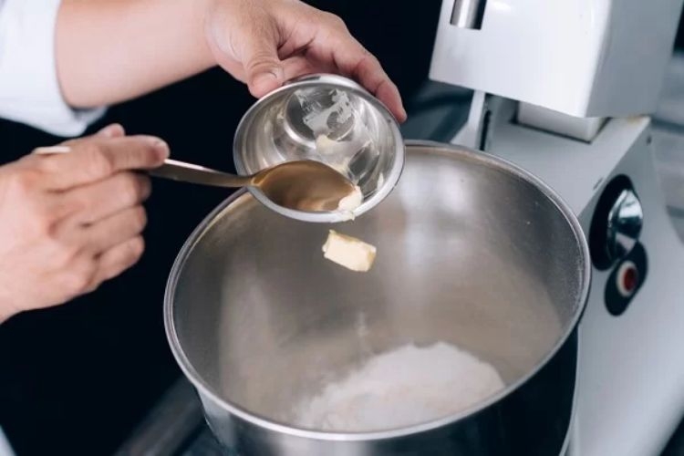 Trộn đều bột mì cùng các nguyên liệu khác