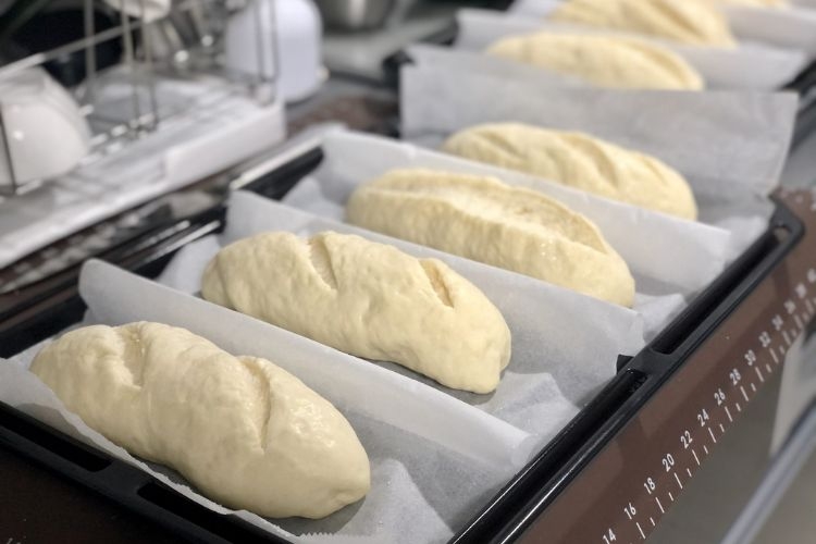 Chia khối bột thành các phần bằng nhau, tạo hình cho bánh