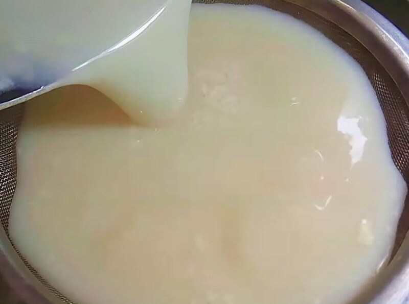 Lọc sữa qua rây