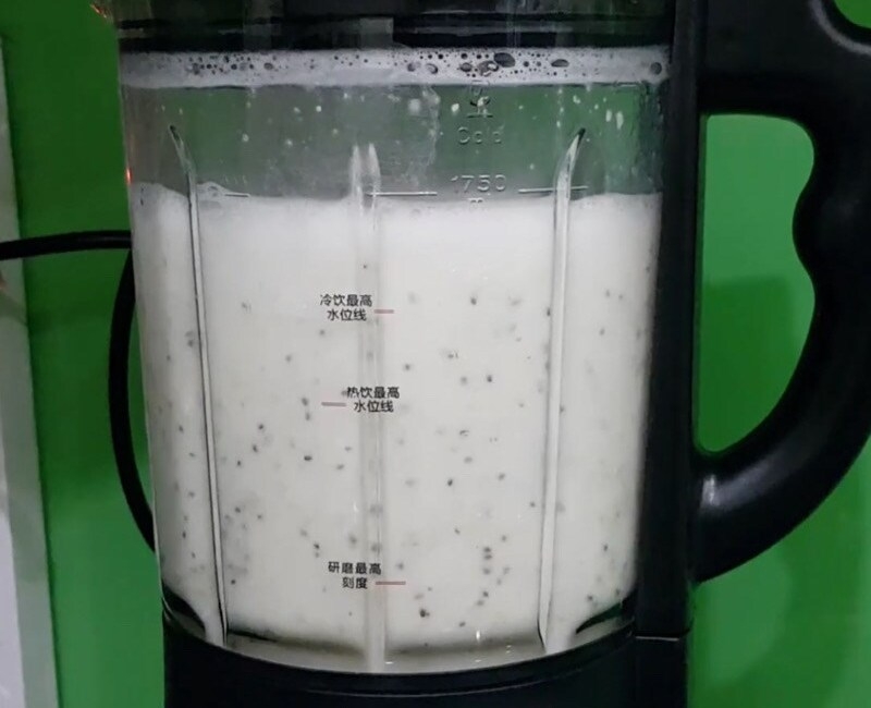 Xay nhuyễn hỗn hợp nguyên liệu