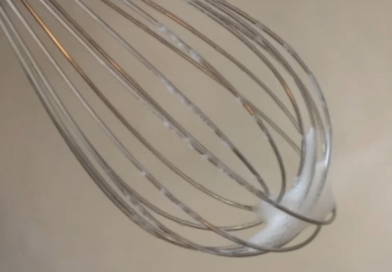 Khuấy đều sữa để tạo thành hỗn hợp sánh mịn