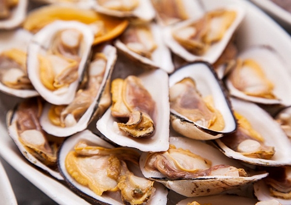 Luộc sơ và cạy vỏ sò