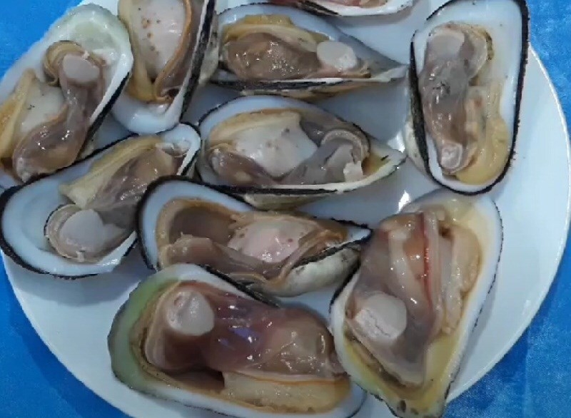 Luộc sò và tách vỏ