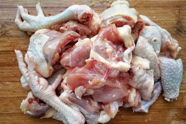 Làm sạch và chặt gà