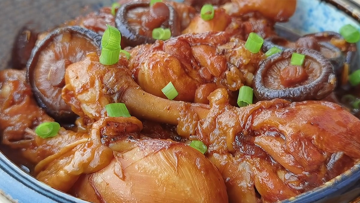 Gà nấu nấm đông cô hầm bia chắc chắn sẽ khiến cả nhà bạn "xiêu" lòng