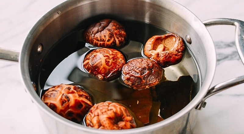 Ngâm nấm đông cô cho nở mềm
