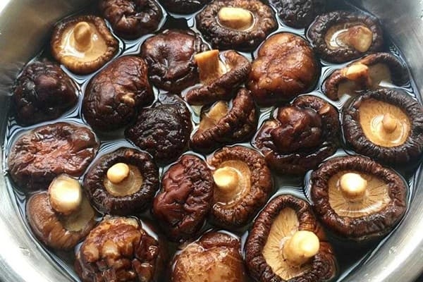 Ngâm nấm đông cô