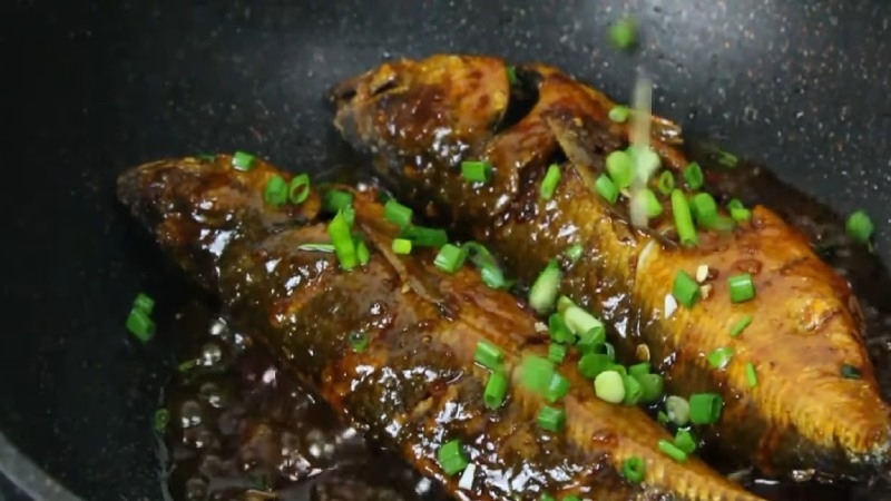 Cá sòng kho tiêu mang đến cho bạn vị ngon đặc trưng, mặn ngọt khó cưỡng