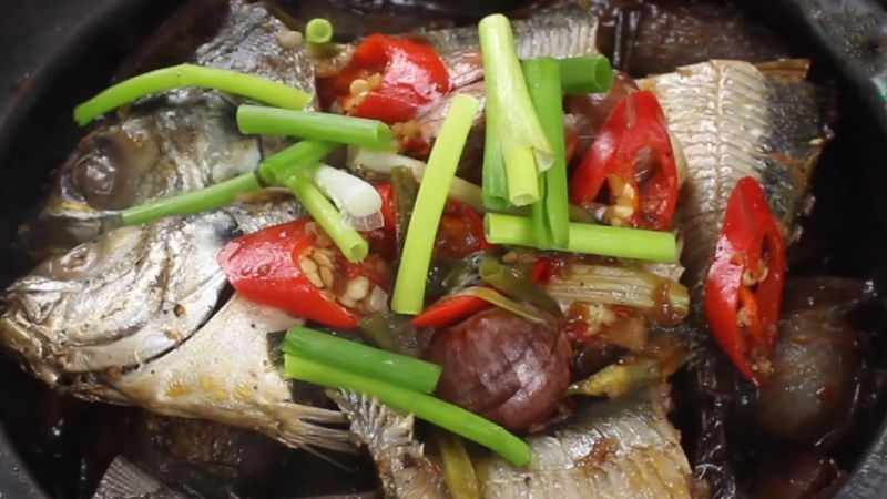Cá sòng kho chuối xanh có hương vị thanh mát, đậm đà