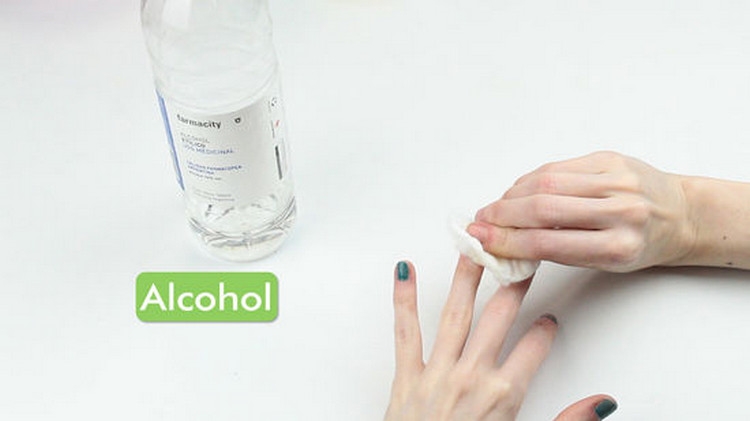 Cách tẩy sơn móng tay (1)