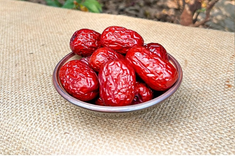 cách ăn táo đỏ khô 4