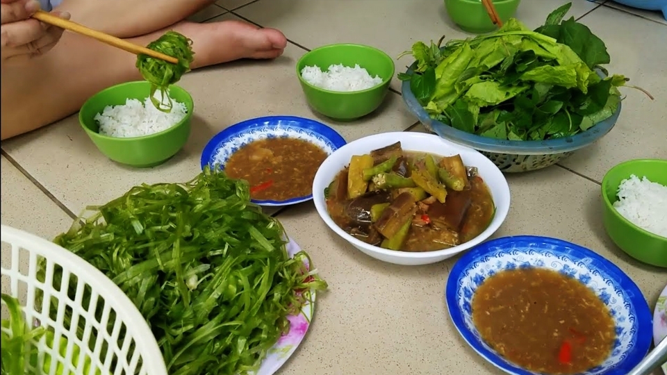 Hẹ nước chấm mắm cá sặc.