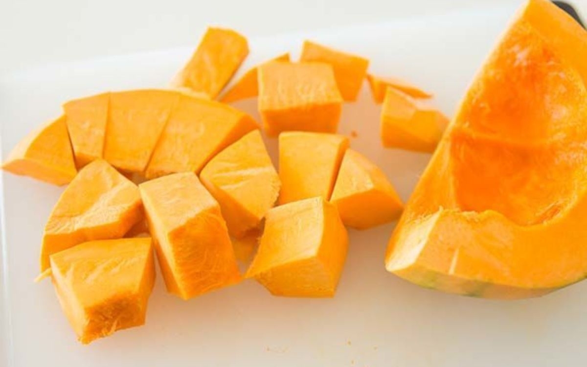 Bước 2: Sơ chế bí đỏ