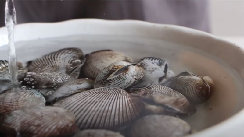 Ngâm sò huyết để làm sạch cát