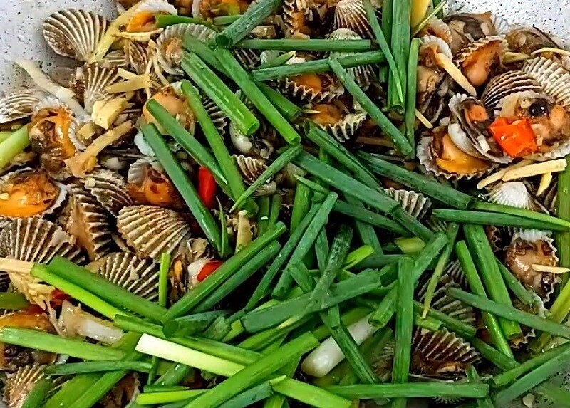 Xào chung với hành lá